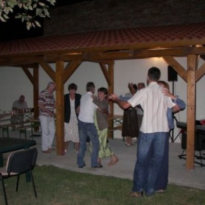 Tánc a füvön