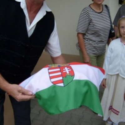 Magyar zászló rejt felvidéki kenyeret és szalonnát