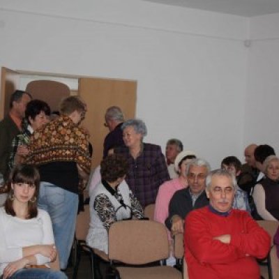 Gyülekezik a közönség_4
